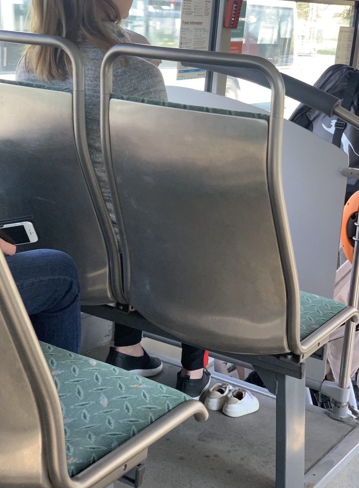 Ca sa evite murdarirea scaunului, mamica si-a descaltat copilul