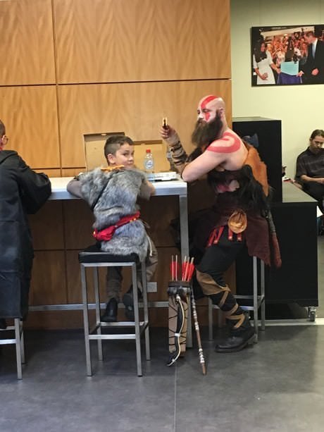 Tatal si fiul luand masa in oras