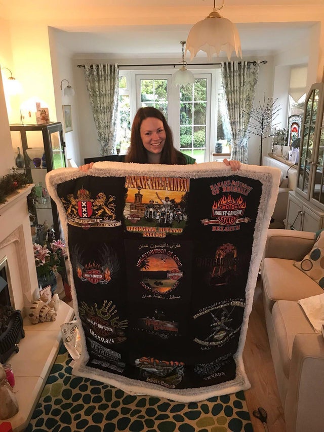 Mama fetei i-a facut o patura din tricourile tatalui ei, dupa ce acesta a decedat