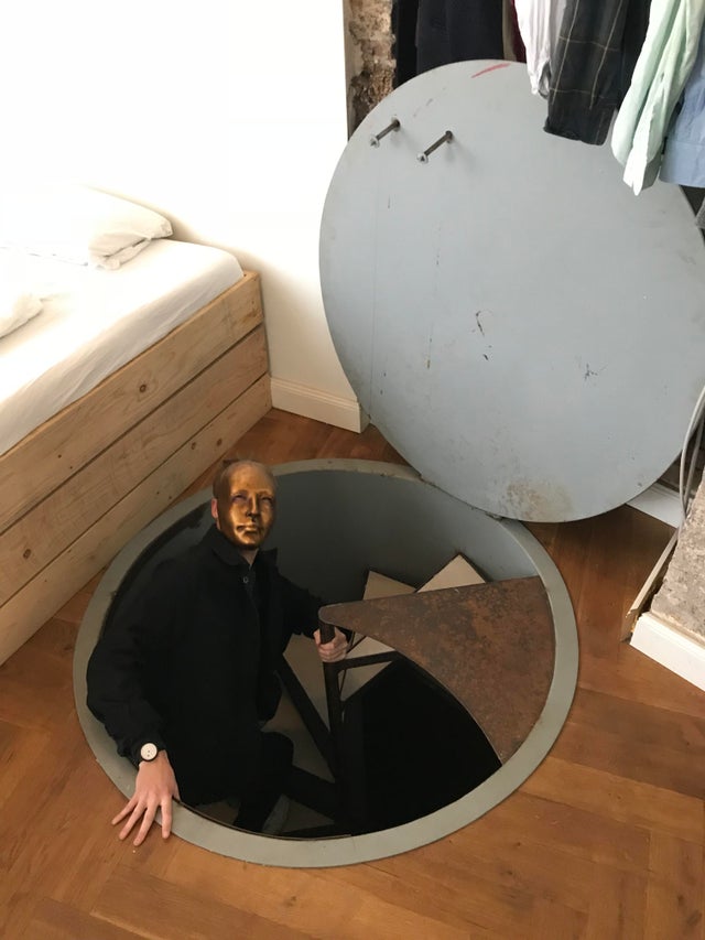 Cand ajungi intr-un hotel, nu te astepti sa gasesti in camera o temnita subterana