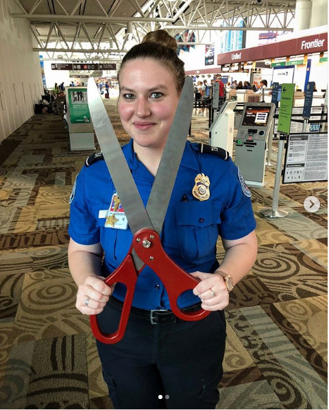 Aceasta foarfeca se afla la obiectele confiscate ale pasagerilor din aeroport