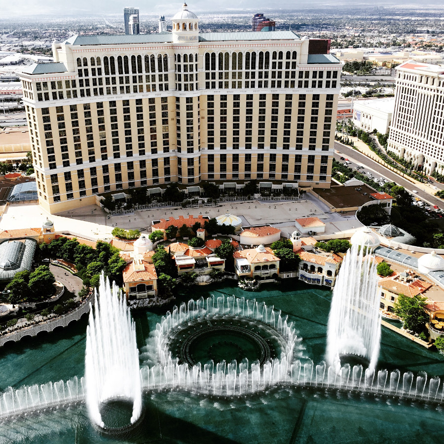 Spectacol de apa, lumini si culori, coregrafie pe piese precum "Fly Me To The Moon", "Time to Say Goodbye" sau "My Heart Will Go On", in fata unui renumit hotel