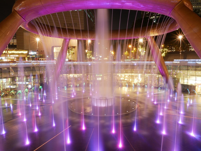 Fantana arteziana, localizata intr-unul dintre cele mai mari mall-uri din Singapore