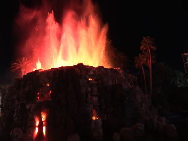 Turistii pot vedea cum fantana in forma de vulcan arunca apa, "lava" si "mingi de foc"