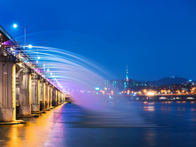 Imposibil sa nu recunosti cea mai lunga fantana de pe pod din lume