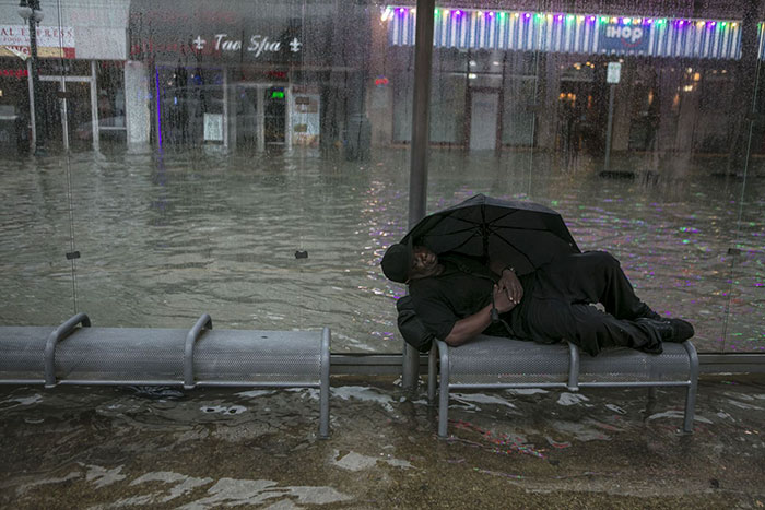 Banci modificate pentru ca oamenii strazii sa nu mai doarma pe ele