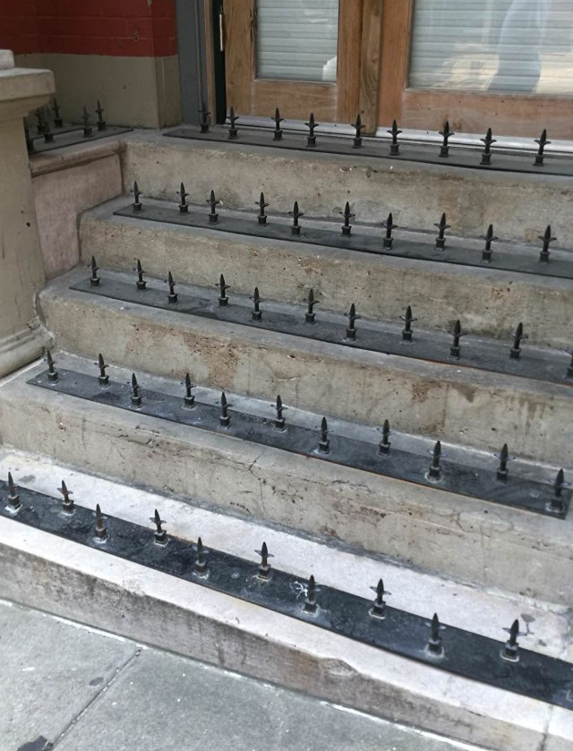 Un alt exemplu de autoritati care alunga oamenii strazii din locurile publice