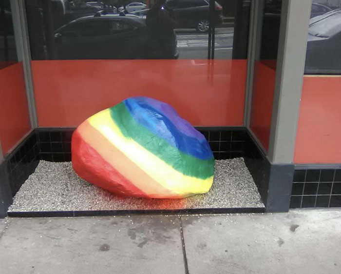 Acceptare pentru comunitatea LGBT, dar nu si pentru oamenii strazii