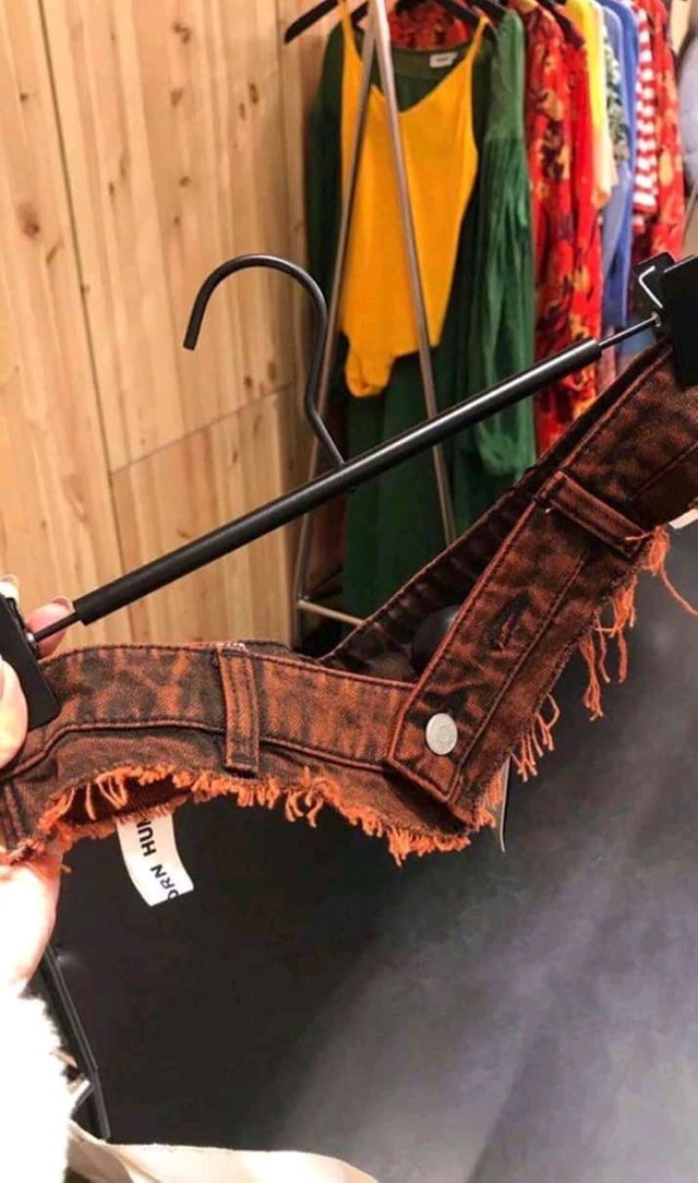 Sunt pantaloni scurti? E o curea?