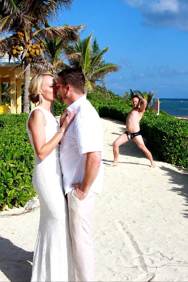 Cavalerul de onoare a tinut mortis sa le strice poza mirilor