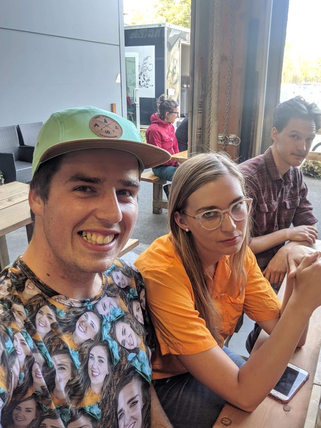 Prietena iubitei lui nu pare foarte fericita cu noul lui tricou