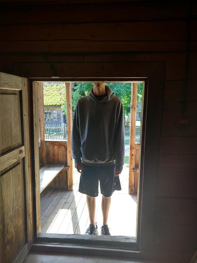 Mama lui l-a rugat sa-i trimita o poza in care sa se vada clar ca el este in Europa. Asta este ceea ce a primit: