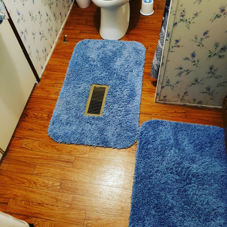 Cand ai ventilatia pusa in podea, tot ce poti sa faci este...sa tai covorul