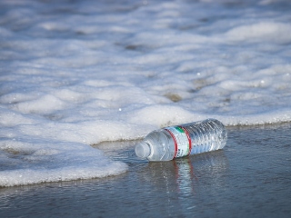 Sticlele de plastic si apa