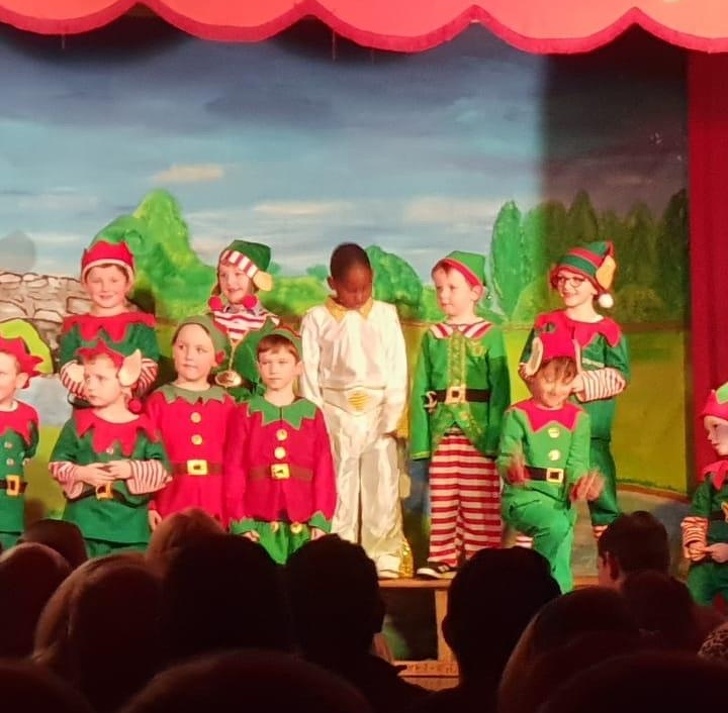 Copiii au fost rugati sa se costumeze in elfi pentru serbarea de Craciun. Un baietel s-a imbracat ca Elvis