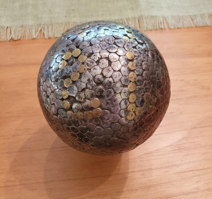 O fata a gasit aceasta bila prin lucrurile vechi ale bunicii sale si crede ca ar fi fost folosita la un joc