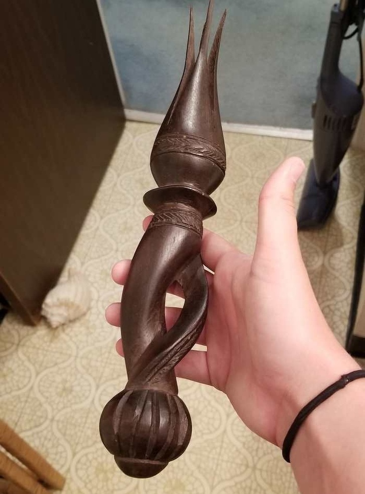 Cineva a gasit acest obiect bizar in colectia bunicii sale