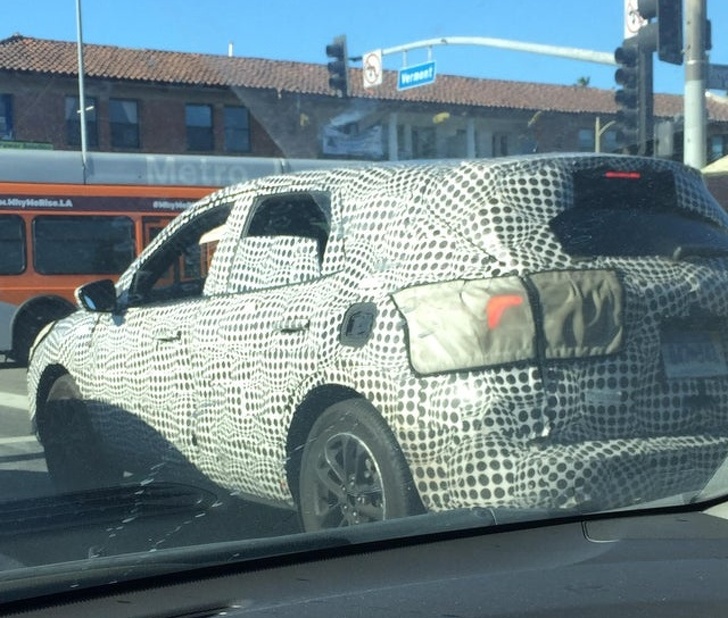 Masina are o folie de protectie destul de ciudata pe exterior, dar oare de ce?