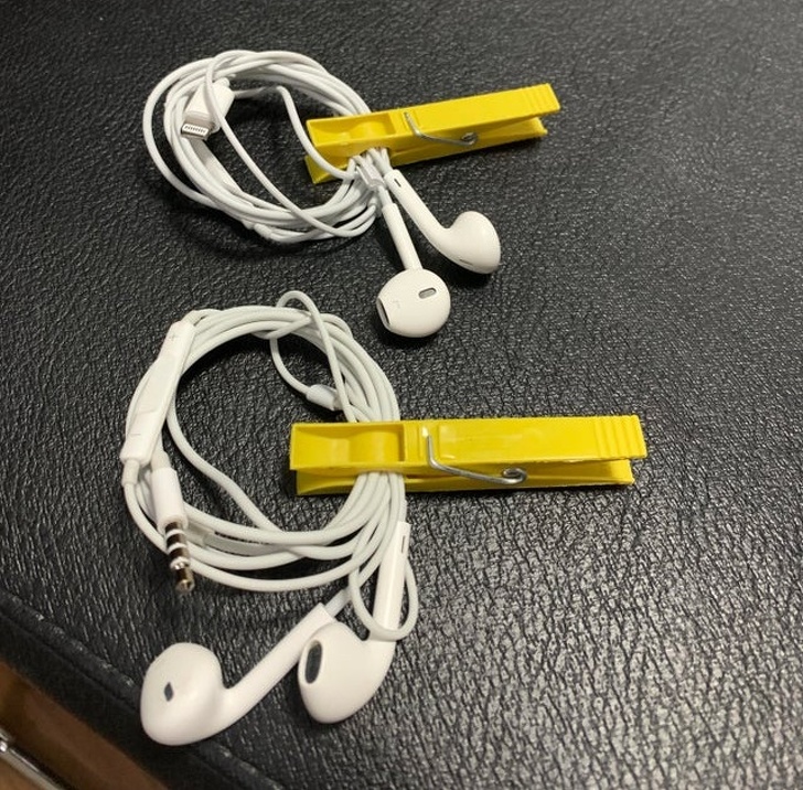 Pentru cei care vor sa-si tina castile... in ordine. Se pot folosi si carlige mici, pentru poze