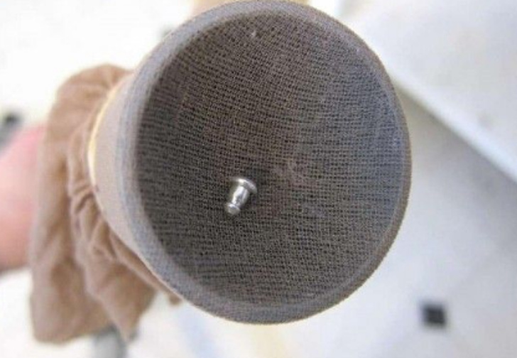 Pune un ciorap peste furtunul de aspirator, pentru a "prinde" obiecte mici, precum cerceii