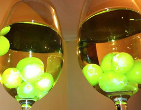Poti pune boabe inghetate de struguri in vin, daca nu vrei sa se dilueze din cauza cuburilor de gheata
