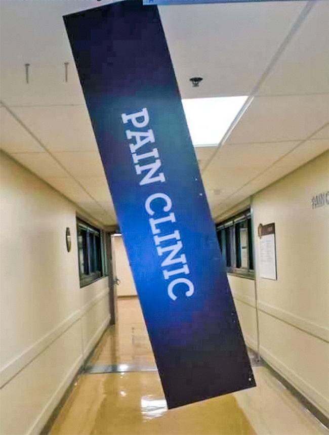 Un om a fost lovit de semnul cu "Clinica durerii", in timp ce trecea pe sub el