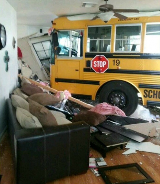 Cand autobuzul scolii vine sa te ia de acasa: