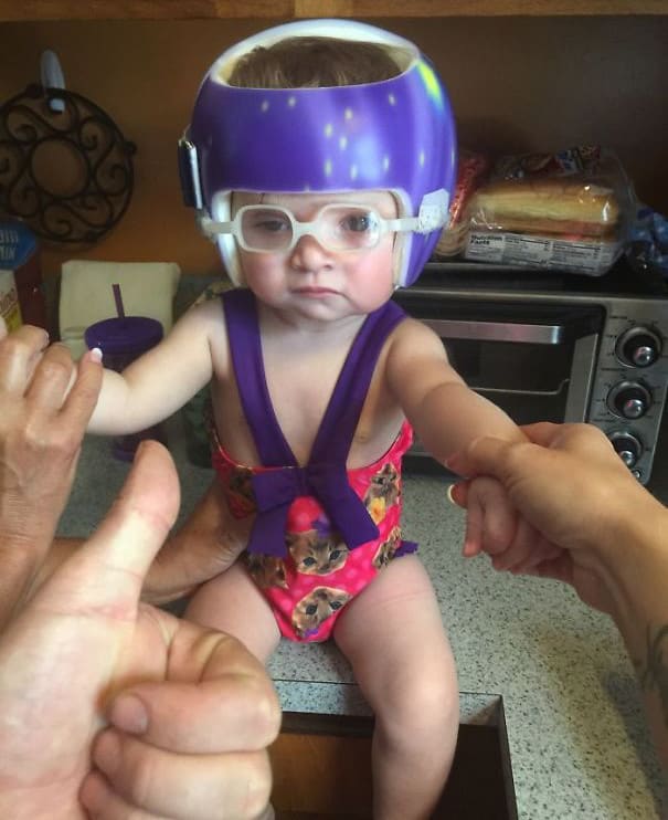 Fetita este pregatita pentru piscina dar... are costumul de baie pus invers