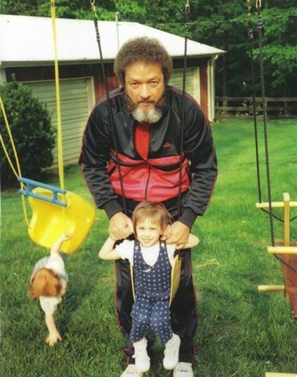 Bunicul a uitat ca are doi nepoti