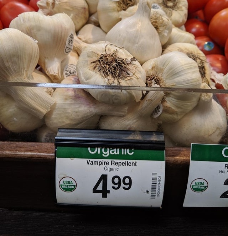 In loc de usturoi, mai nou putem cumpara "respingator de vampiri"