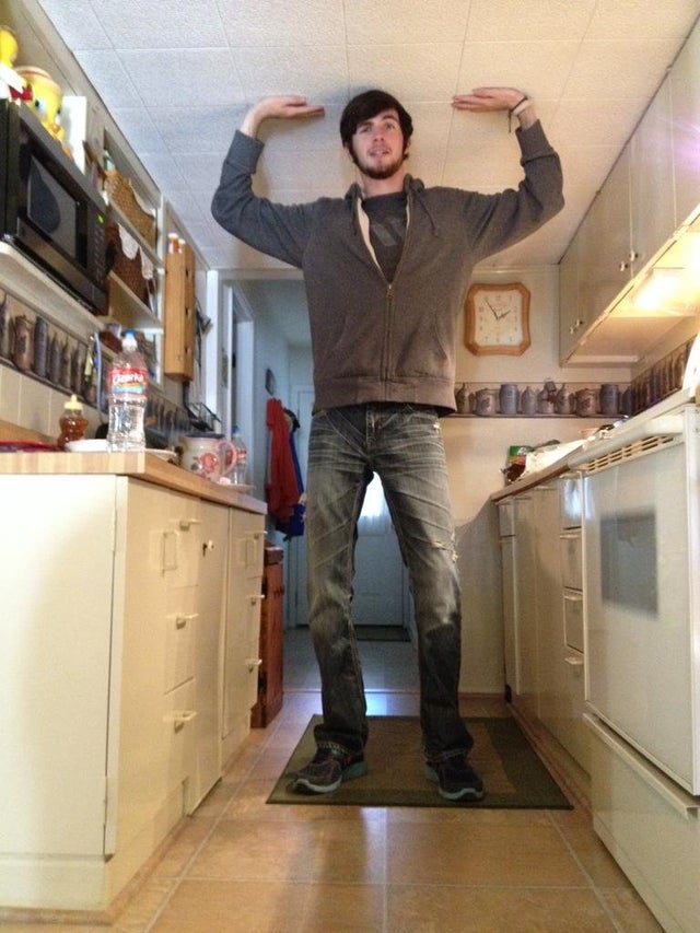 Stii ca esti cu adevarat inalt atunci cand nici in casa nu incapi