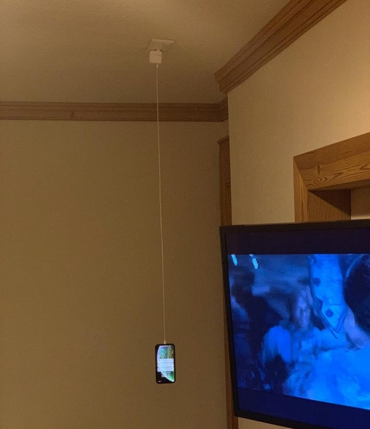 O camera de hotel cu o singura priza, si aceea in tavan