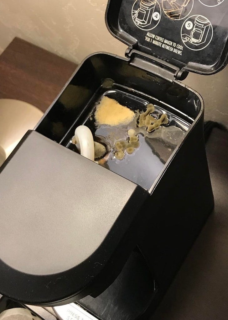 Asa arata aparatul de cafea gasit de un turist in camera lui de hotel