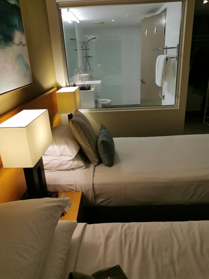 Vedere spre baie, din camera