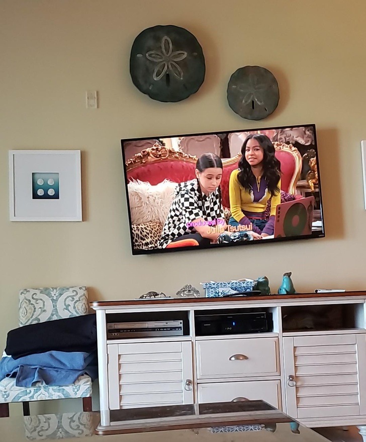 Un televizor montat stramb, intr-o camera de hotel