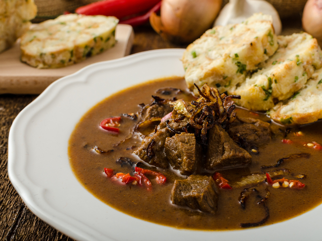 Savurarea unui preparat traditional intr-un restaurant cu specific local