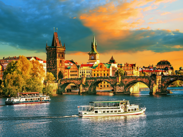 Nimic nu se compara cu un apus de soare toamna, pe Vltava