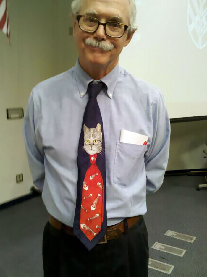 Un profesor ce a decis sa isi inveseleasca elevii cu o cravata haioasa