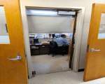 Un profesor si-a lipit pe usa o imagine cu el la birou, astfel incat sa para ca munceste mereu