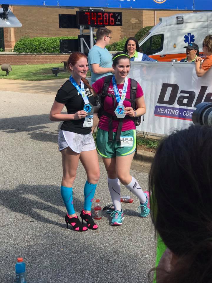 A alergat la maraton pe tocuri