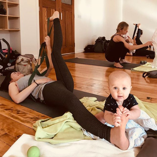 Mamica face sport, cu bebelusul langa ea