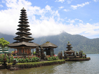 Dezbracati in apa sfanta dintr-un templu hindus