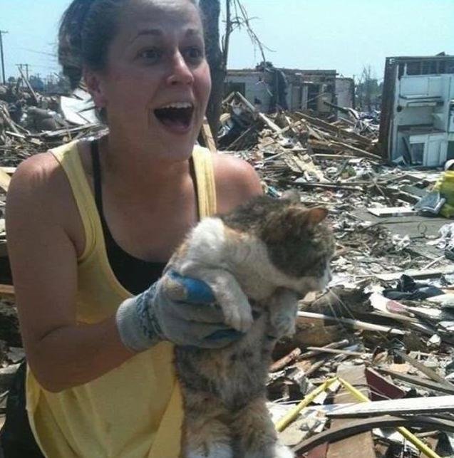 Femeia aceasta si-a gasit pisica in viata la 16 zile dupa o tornada