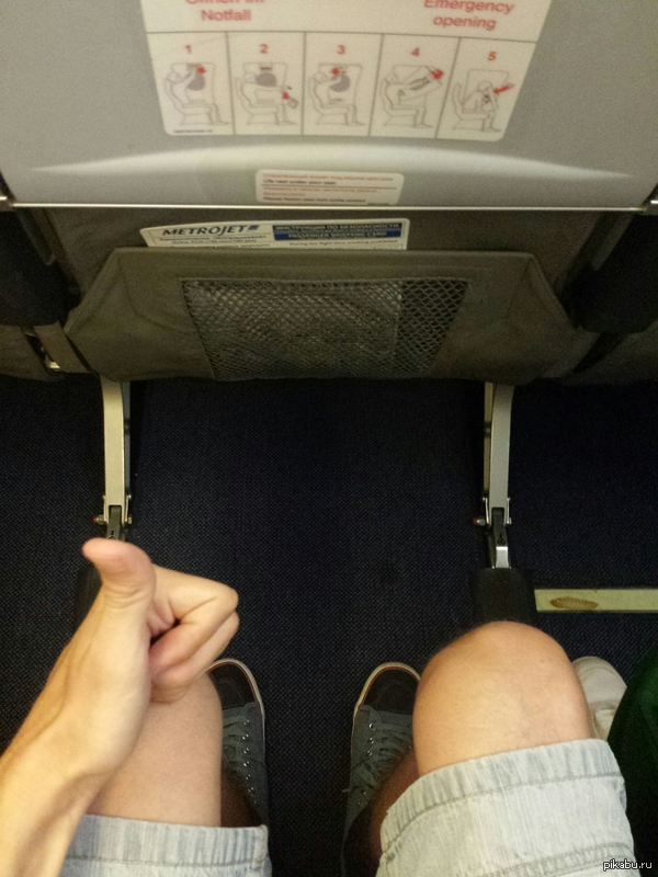 Cand ai 1,90m inaltime, cu siguranta te bucuri cand ai destul loc pentru picioare in avion