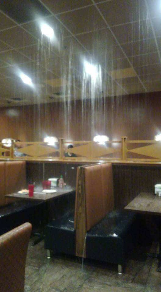 Ar fi pacat sa inceapa sa ploua torential cand mergi la restaurant