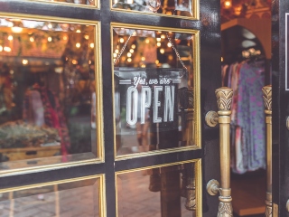 Nu tii usa pentru cel din spatele tau