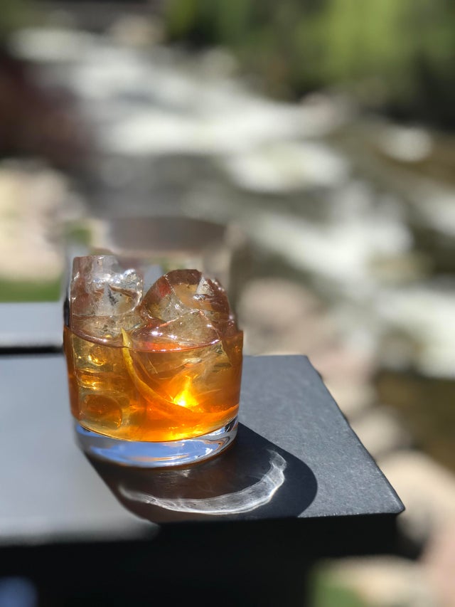 Obiectivul foto i-a blurat jumatatea de sus a paharului