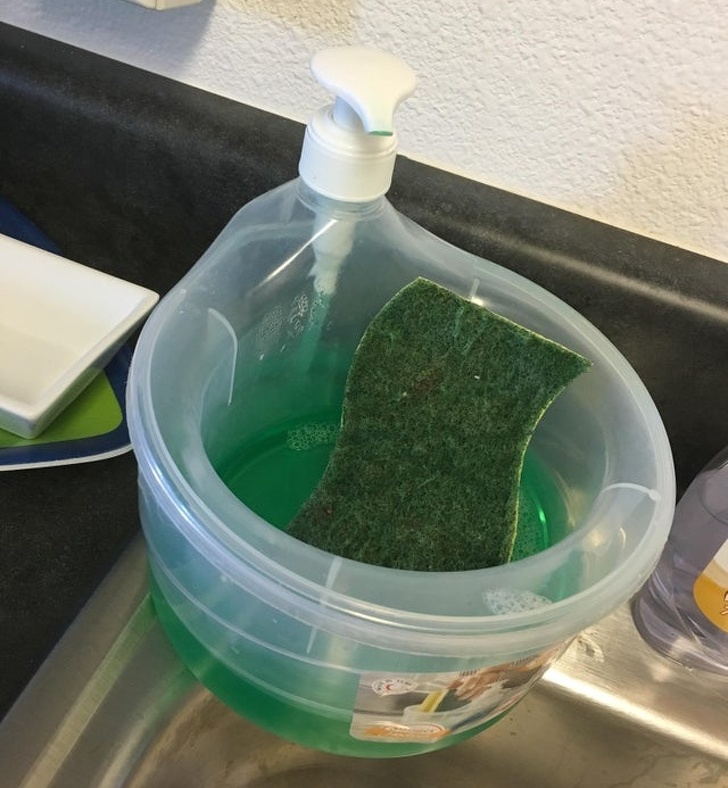 Dispenser de vase cu spatiu pentru burete