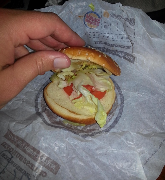 A uitat sa ii puna si carne, asa ca va manca un burger pentru vegetarieni