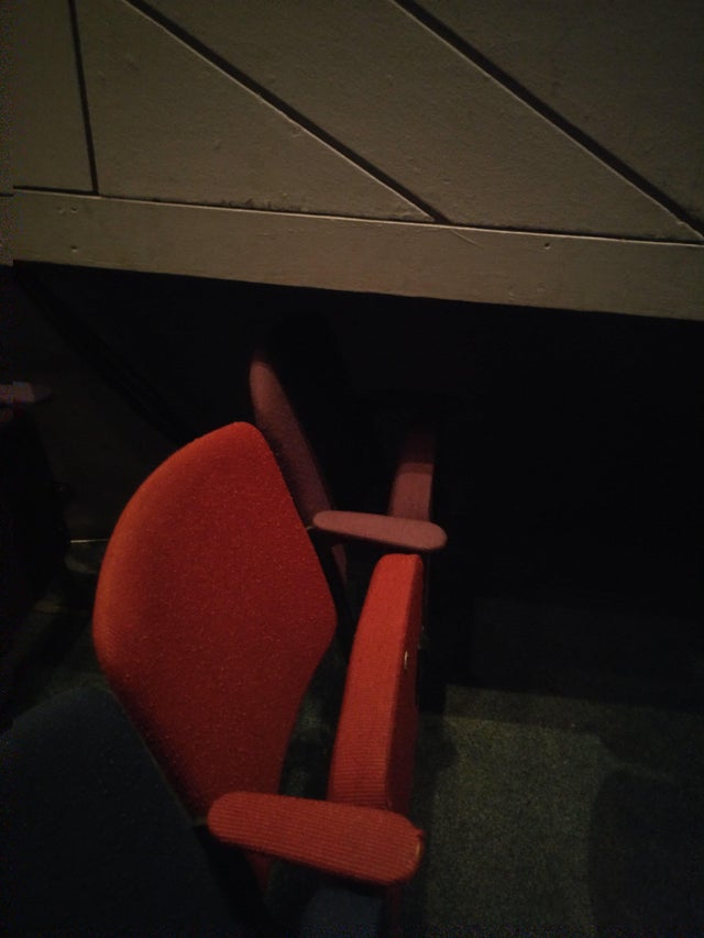 Nu prea ai cum sa te uiti la film de acolo...